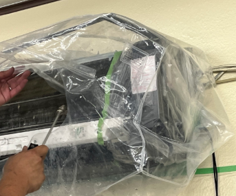 長野県の事務所用エアコンで冷風が出ない症状が発生。原因はフィルターとフィンのホコリによる目詰まりでした。洗浄清掃の結果、正常に稼働。急な使用に備え、暑くなる前の定期的なメンテナンスをお勧めします。空調設備の入替や新規設置もご相談ください。
