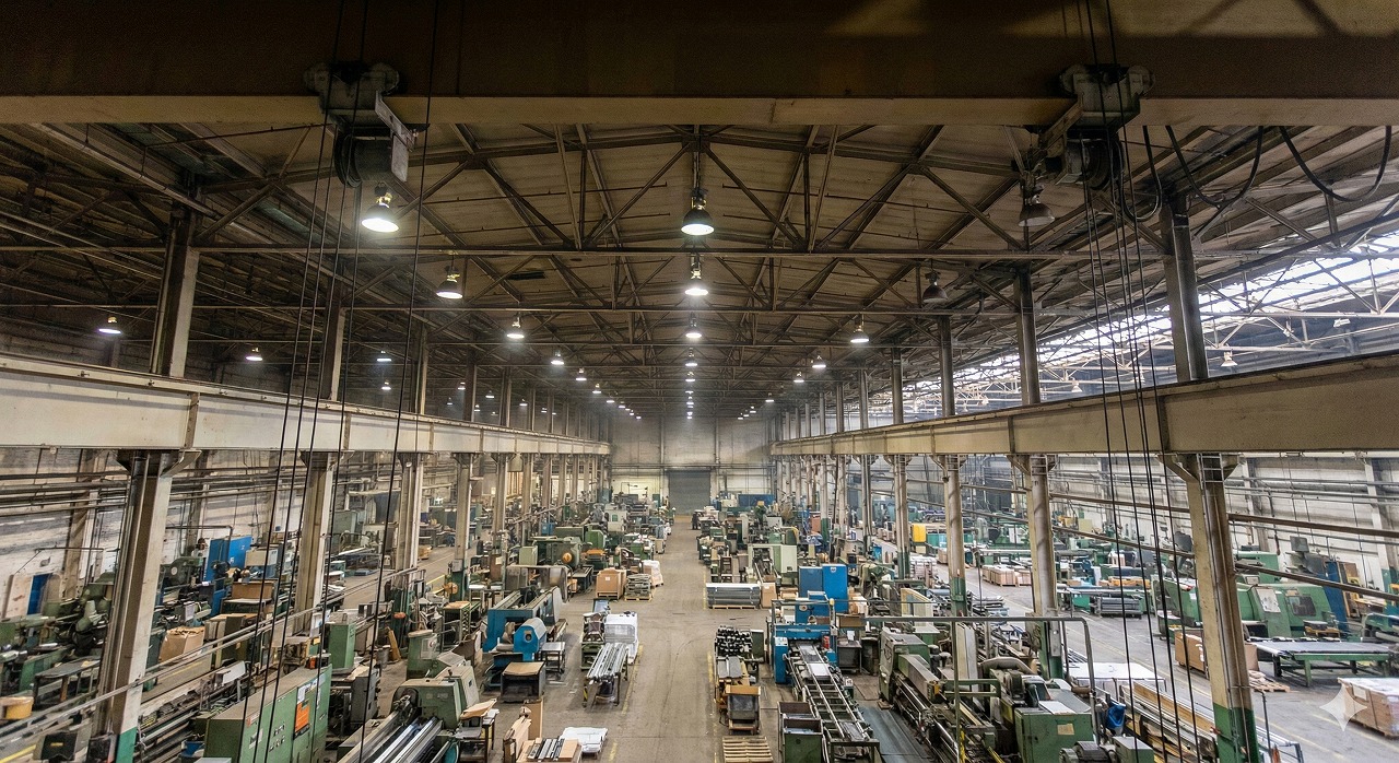 天井が高すぎて足場が組めず、工事費用が高額になる…